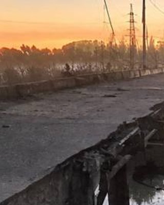 ВС РФ ударили по мосту в Славянске: пролет рухнул вместе с авто (видео)