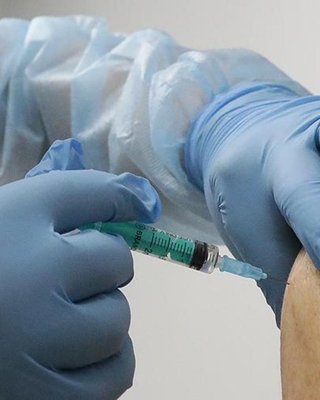 Ярмарка тщеславия. К чему показуха с вакцинацией знаменитостей, когда прививки нужны старикам