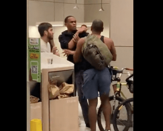 У США суперечка в "Макдональдсі" закінчилася погромом, коли клієнт дістав сокиру (відео)