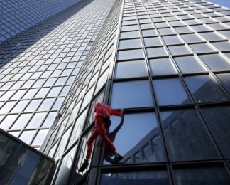 У Парижі екстремал без страховки заліз на 48-поверхову будівлю та був заарештований (фото, відео)