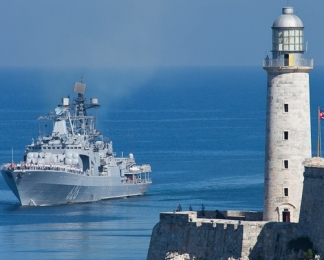 Пассажир круизного лайнера сфотографировал российские военные корабли, направляющиеся на Кубу