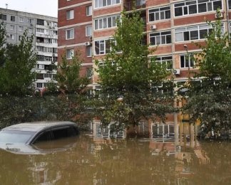 Тонуть машини і дороги: Южно-Сахалінськ пішов під воду через потужний тайфун (фото)