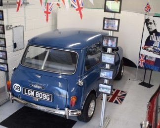 Класичний Mini Cooper перетворили на реалістичний перегоновий симулятор (відео)