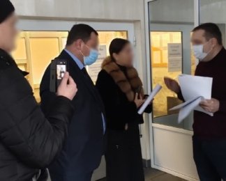 НАБУ и САП задержали "слугу" Кузьминых, которого подозревают в получении взятки (фото)