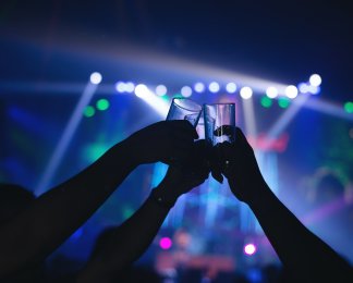 Робота закладів у комендантську годину: у Раді хочуть ввести кримінальну відповідальність (відео)