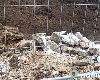 В центре Киева обвалилась опорная стена: есть погибший и раненый (фото)