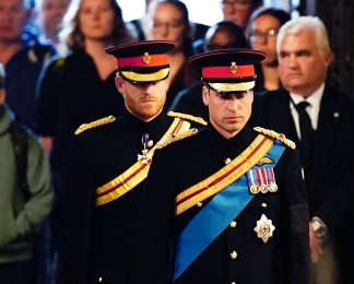 Принцу Гаррі дозволили одягнути військову форму на чування онуків королеви біля її труни