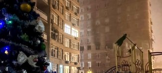 Возле разрушенной ракетой многоэтажки в Одессе зажгли новогоднюю елку (фото)