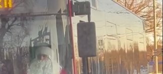 После ночных обстрелов: в Харькове водитель вышел на маршрут в костюме Святого Николая (видео)