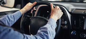 Иллюстративное фото. Водитель за рулем