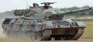 Танк Leopard 1 A5 едет по полигону