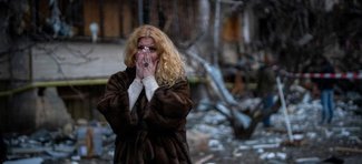 Украинка на месте российского ракетного удара