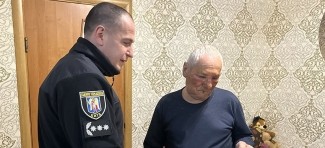Киевлянину, отогнавшему горящий автомобиль с парковки, вручили награду (видео)