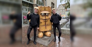 Шутили и прыгали: мужчина нанял комиков, чтобы сообщить жене о разводе (видео)