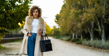 Як у Белли Хадід та Гейлі Бібер. Трендові джинси на весну-літо 2023