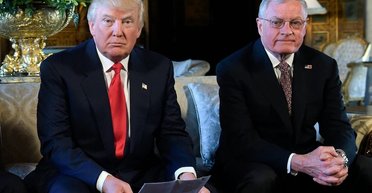 "Путін знущається": ЗМІ дізнались, як польський міністр змусив Трампа відновити постачання зброї Україні