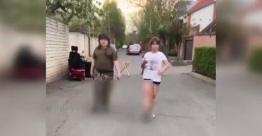 В военной форме и на блокпосту: в Одессе дети просили "донатить на ВСУ" (видео)