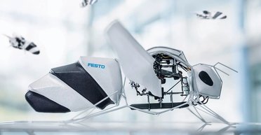 Огромные роботы-пчелы не делают мед, но умеют летать роем: зачем ученые их создали (видео)