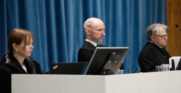 Норвезький терорист Брейвік прийшов на суд із виголеними на голові літерами Z (фото)