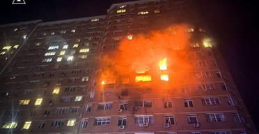 Росіяни б'ють по Одесі "Шахедами": горить "Нова пошта" та багатоповерхівка, зникло тепло (відео)