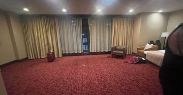 Сталась прикра помилка: молоде подружжя поселили у конференц-залі готелю (фото)