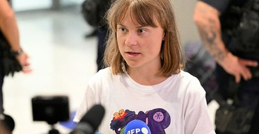 Активістку Грету Тунберг запідозрили в романі з фотографом: що про нього відомо (фото)