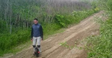 На моноколесе в Словакию: на Закарпатье пограничники задержали необычного беглеца (видео)