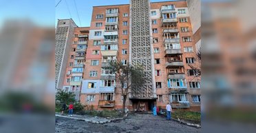 Россия атаковала Вышгород дронами: сбили 70 БПЛА, во двор многоэтажки упал "Шахед" (фото)