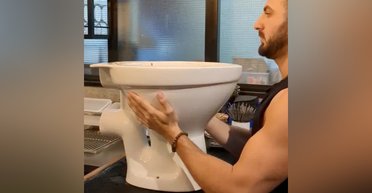 Викликає блювоту: в ізраїльському ресторані подають шоколадне морозиво в унітазі (відео)