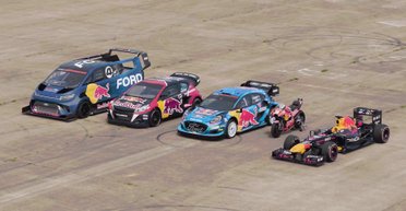 Болід "Формули-1" порівняли з перегоновими авто і мотоциклом у заїзді по прямій (відео)