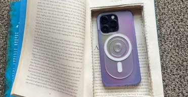 Библиотекарь тайно прячет телефоны в книги, чтобы спасти людям жизнь (фото)