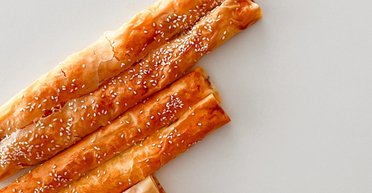 Класика грецької кухні: рецепт ролліні з куркою та сиром (відео)