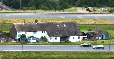 Не рискнули сносить: дом посреди оживленной трассы стоит прямо над разломом (видео)