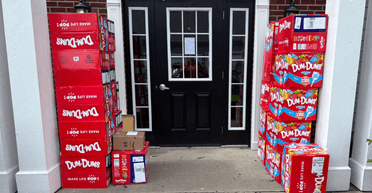 Мальчик во время игры на телефоне случайно заказал 70 тыс. леденцов: что сделала мать