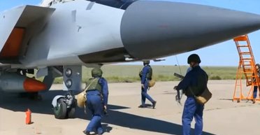 "Кинжалы в ядерном исполнении": Минобороны РФ показало МиГ-31 в боевом снаряжении (видео)