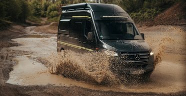 Mercedes Sprinter превратили во внедорожный дом на колесах (видео)