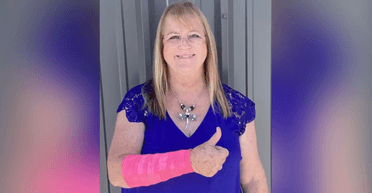 Впала з неба: на жінку одночасно напали змія та яструб (відео)