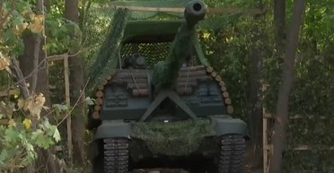 САУ "Избушка": експерти пояснили, навіщо росіяни ставлять колоди на башти своїх самоходок (відео)