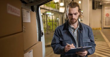 Грузчик хотел опустить стиральную машинку на землю, но что-то пошло не так (видео)