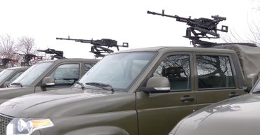 Еще с заводской краской: в Торезе боевики показали новую роту из российских УАЗов