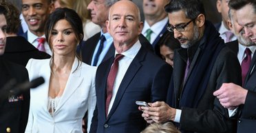 Лорен Санчес прийшла на інавгурацію Трампа в мереживному бюст'є (фото)