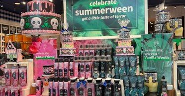 Зумеры начали новый тренд: теперь они празднуют Хэллоуин посреди лета (фото, видео)