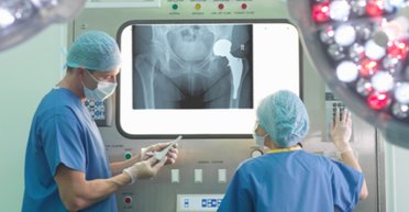 Закінчив 9 класів: лікар без ліцензії виконував складні операції протягом 20 років (відео)