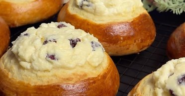 Пухкі булочки з сирною начинкою: рецепт ніжної випічки