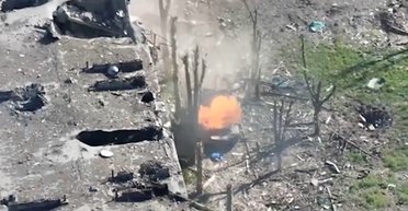 Два танка за пол часа: в Бахмуте ВСУ уничтожили технику ВС РФ с помощью FPV-дронов (видео)