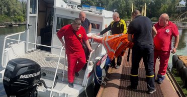 ВС РФ повредили дронами важный мост в Кременчуге: спасатели переправляют людей через Днепр (видео)