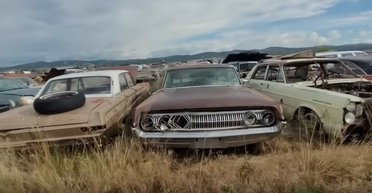 Ржавые раритеты: в США на свалке обнаружили ценные старинные авто (видео)