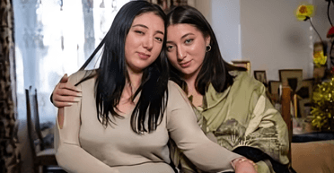 Сестри-близнючки знайшли одна одну через 17 років після розлуки за допомогою соцмереж (фото)