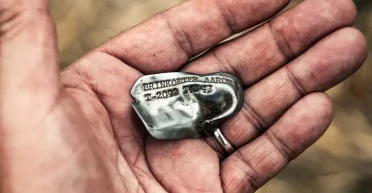 Исследуют место катастрофы: археологи нашли жетон пропавшего без вести пилота (фото)