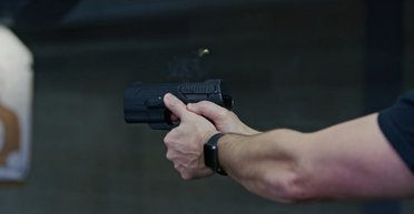 В Донецке оккупант устроил стрельбу во дворе многоэтажки: есть жертвы, — СМИ (фото)